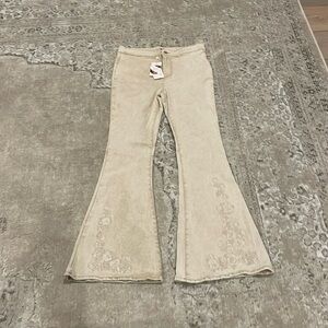 Chelsea & Violet Tan Floral Embroidered Flare Pants Size 31 Women’s Size  10